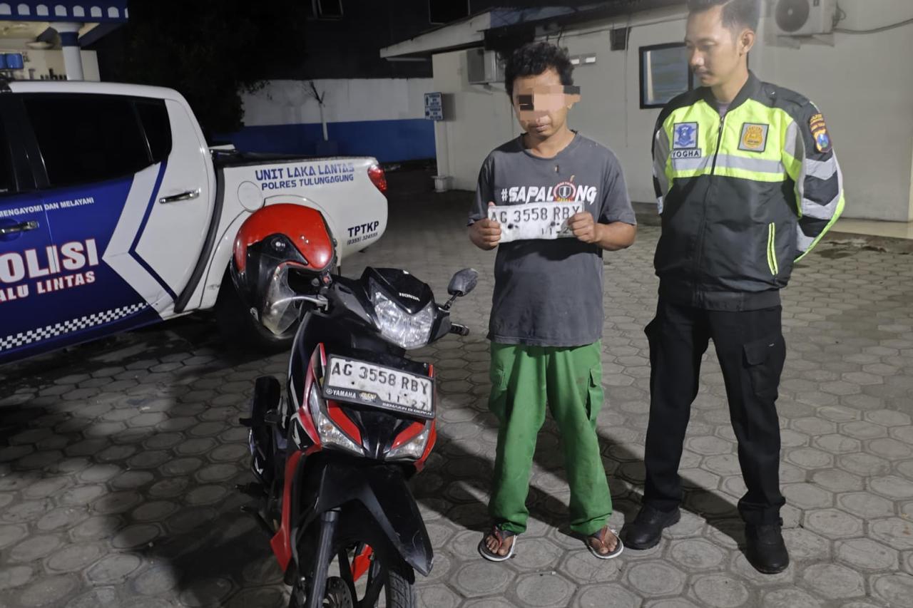 Seorang wanita lanjut usia menjadi korban tabrak lari di depan Stasiun Tulungagung, Jumat (20/6/2025) siang. Polisi kini telah berhasil mengungkap pelakunya dan mengamankan barang bukti.