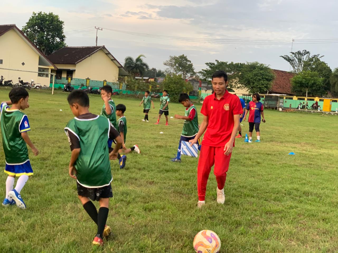 Evan Dimas Darmono saat melatih siswa SSB di lapangan Desa Mojoarum, Kecamatan Gondang.