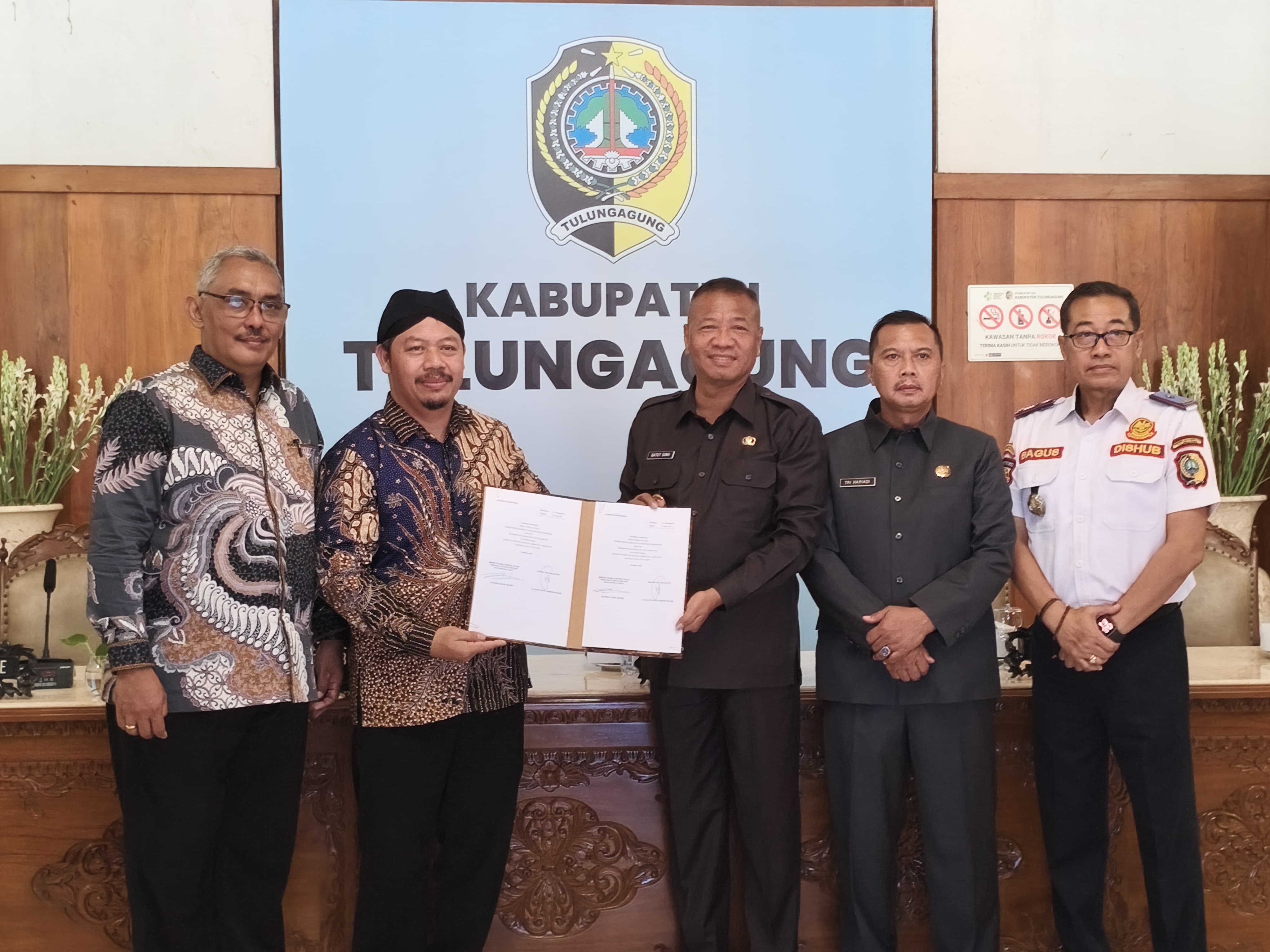 Bupati Tulungagung Gatut Sunu Wibowo (tengah) foro bersama jajaran Kementerian Kebudayaan di Pendapa Kongas Arum Kusumaningbangsa.