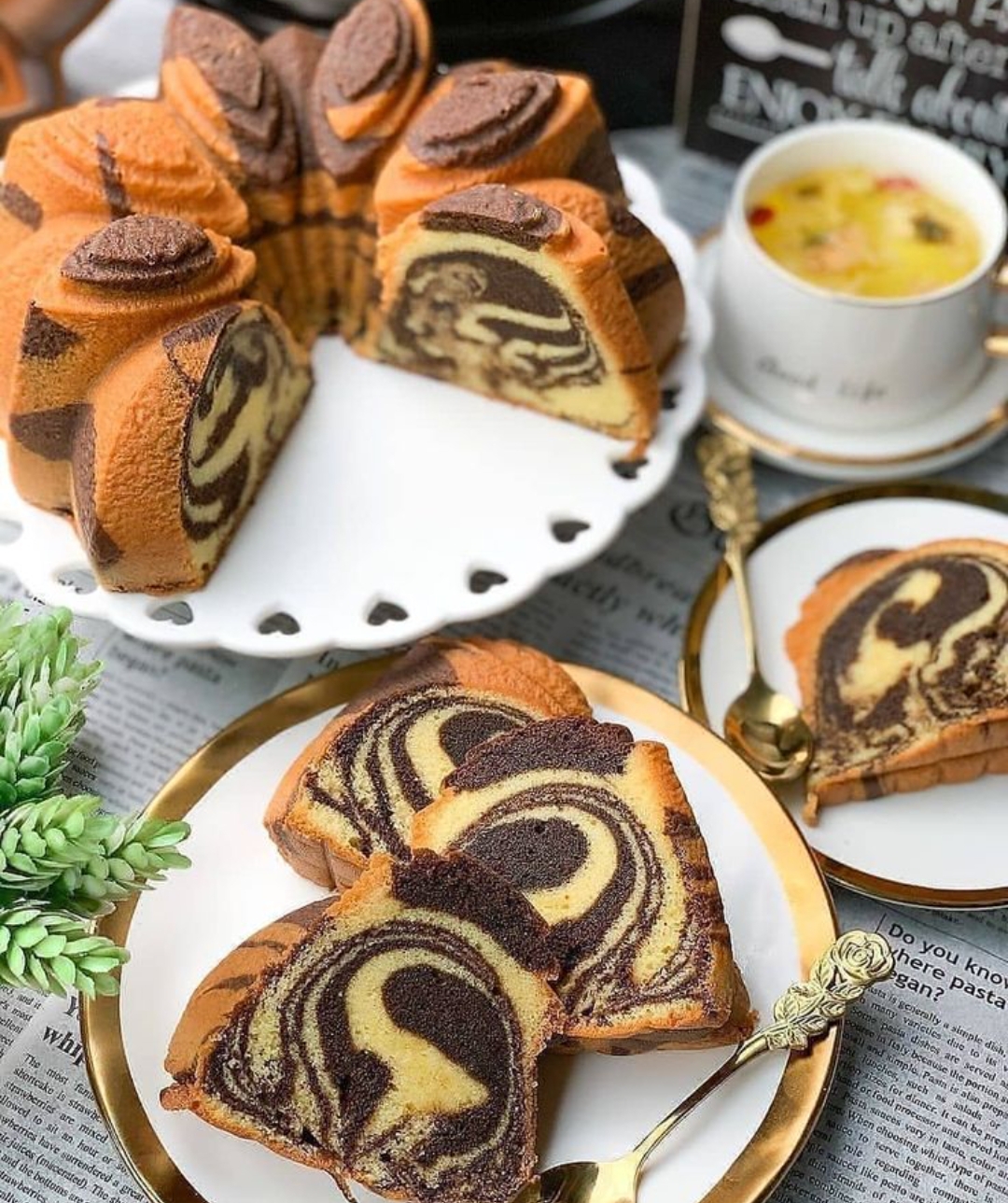 Tulungagung dikenal sebagai kota marmer, kota batik, sekaligus surganya kuliner tradisional. Salah satunya kue batik marmer salah satu oleh - oleh khas Tulungagung.