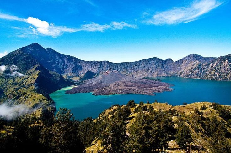 Gunung Rinjani adalah salah satu gunung paling megah di Indonesia yang terletak di Pulau Lombok, Nusa Tenggara Barat.