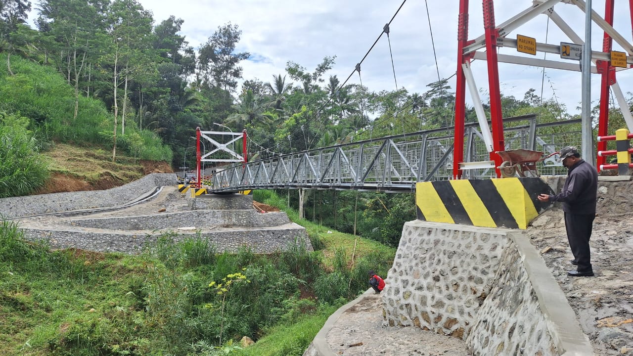Sebuah jembatan gantung yang terletak di Dusun Tumpak Andong, Desa Nglurup, Kecamatan Sendang, Tulungagung.