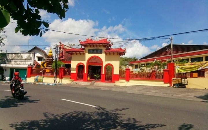 Tulungagung bukan hanya dikenal sebagai Kota Marmer terbesar di Indonesia, melainkan juga sebagai kota yang kaya akan warisan sejarah dan budaya, termasuk Klenteng Tjoe Tik Kiong.