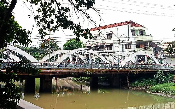 Jembatan Plengkung, salah satu jembatan paling ikonik dan bersejarah yang dimiliki Kabupaten Tulungagung.