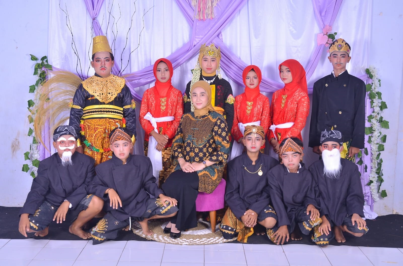 Guru SD pelosok di Tulungagung, Nora Dhiansa Ayu Nadhiroh (tengah duduk) meyakini bahwa seni memegang peranan penting dalam membentuk karakter anak.