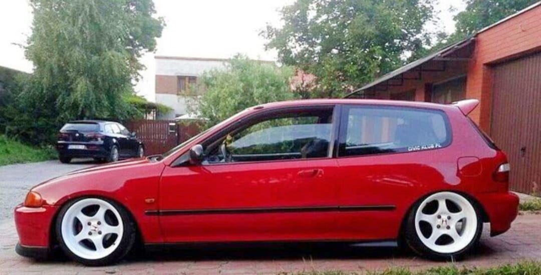 Di Tulungagung, mobil-mobil lawas dengan spesifikasi balap, yang ternyata banyak dicari kolektor dan pecinta kecepatan. Termasuk Honda Civic Estilo diproduksi tahun 1992-1995.