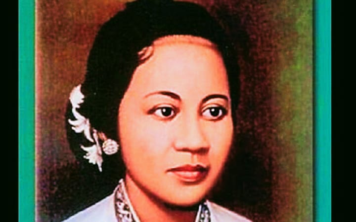 Di balik gemuruh perjuangan kemerdekaan Indonesia, hadir sosok-sosok wanita tangguh yang tak gentar melawan penjajah. Termasuk RA Kartini, 1879-1904.