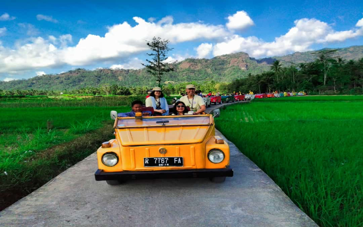 Kamu bisa menjelajahi berbagai sudut wisata alam di Yogyakarta dengan cara yang lebih seru. Salah satunya dengan naik mobil klasik ini.