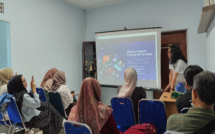 Pelatihan Optimalisasi Marketplace bagi UMKM Tulungagung dengan tema Kiat Sukses di TikTok Shop memasuki hari ketiga, Rabu (25/6/2025).