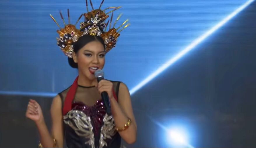 Firsta Yufi Amarta Putri membawakan budaya Banyuwangi saat Supra Talent Show yang digelar di Polandia.