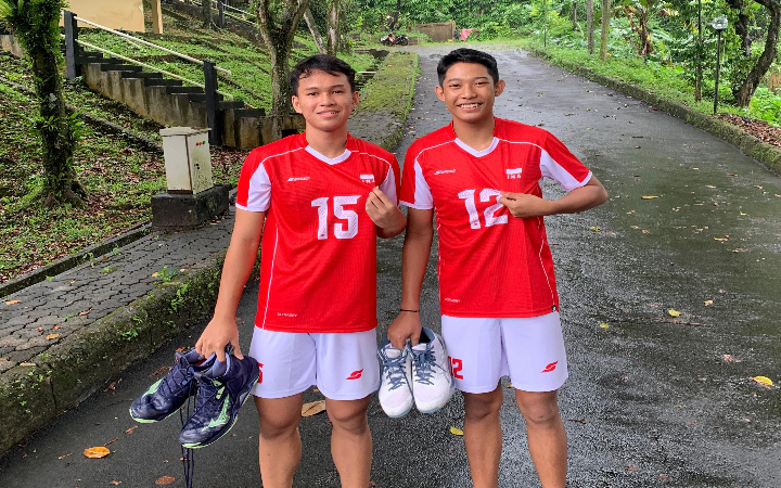 Dua atlet muda Tulungagung kini berjuang untuk masuk di Timnas Voli U-16. Yakni, Maulana Yusuf (kiri) dan Yavin Wafa Asmara.