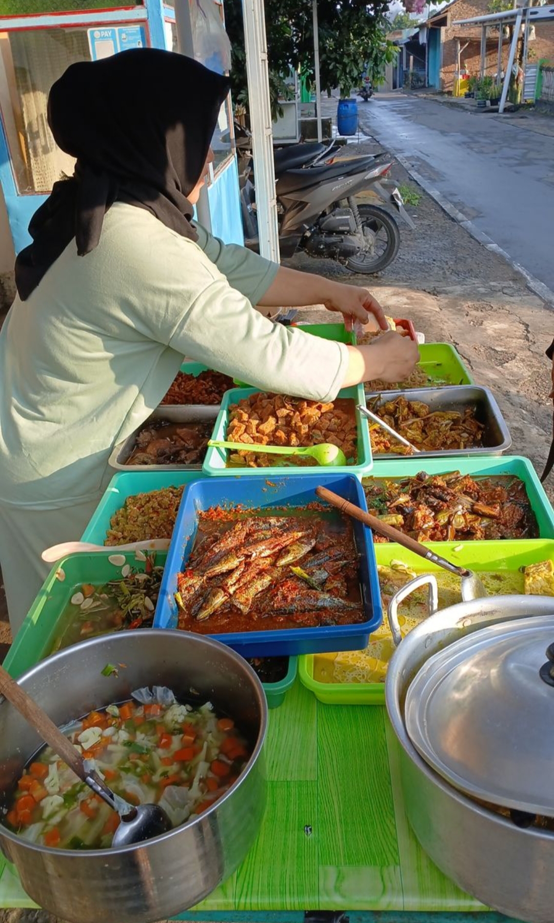 Warung Tulungagung di gang sempit menjadi andalan warga karena masakannya bikin nagih.
