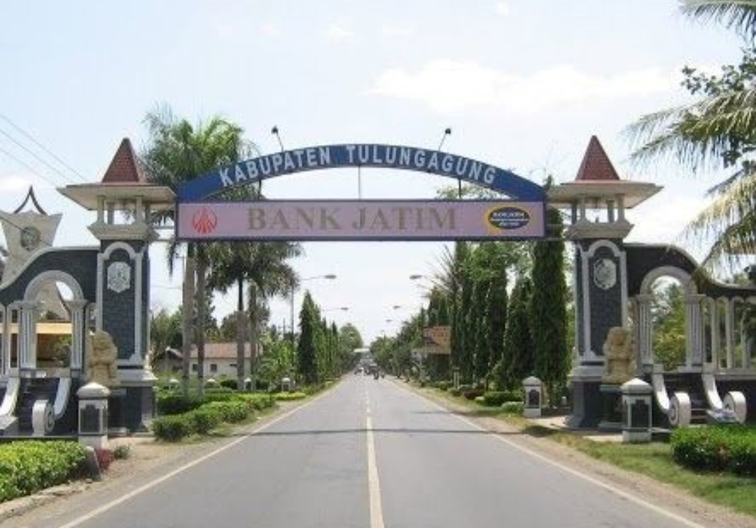 Bosan dengan spot selfie yang itu-itu saja? Di Tulungagung, ada banyak tempat nyeleneh tapi justru jadi ikonik buat dijadikan latar foto.