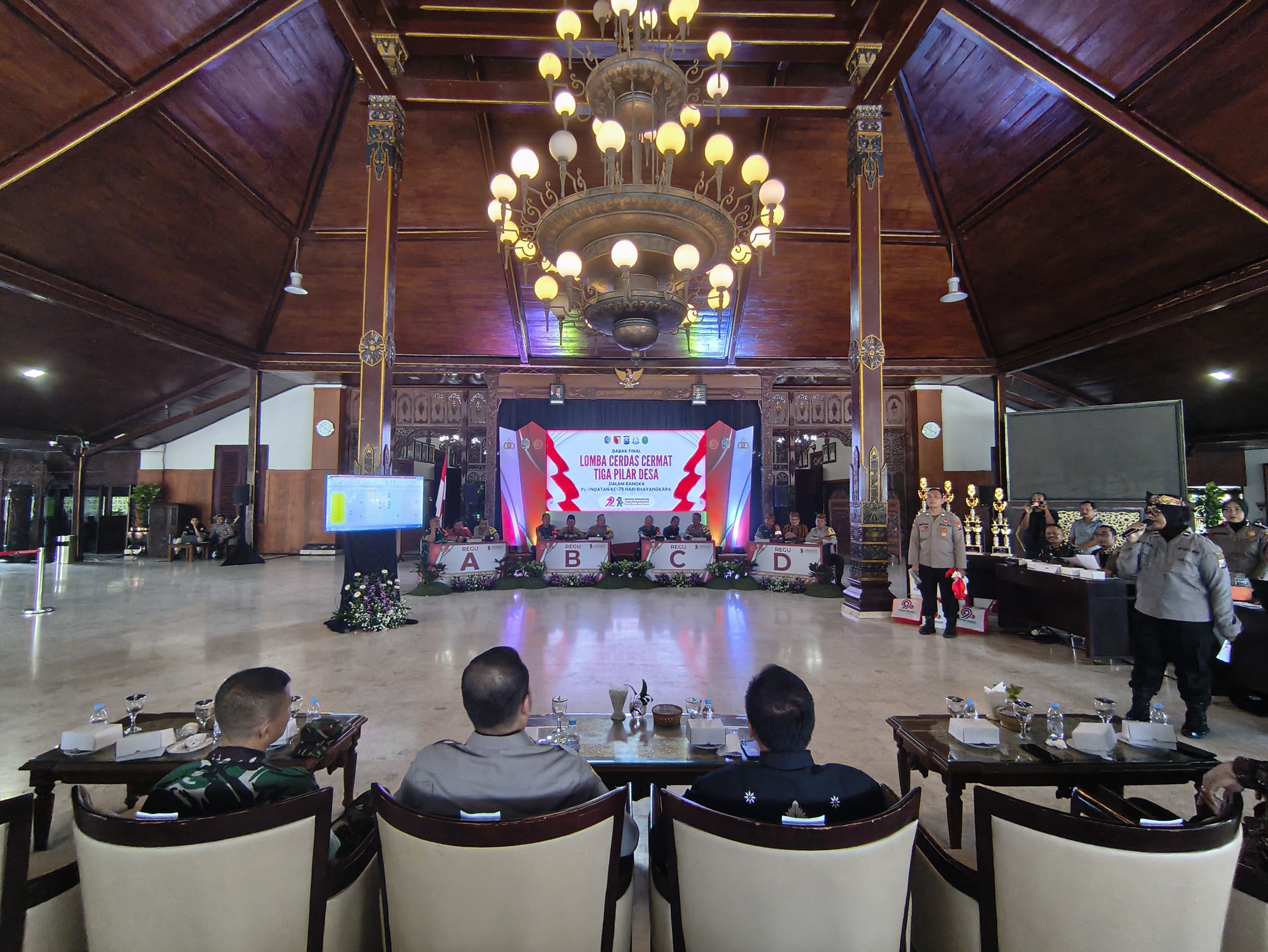 Babak final Lomba Cerdas Cermat Tiga Pilar Desa tingkat Kabupaten Tulungagung  di Pendapa Kongasarum Kusumaning Bangsa, pada Kamis (26/6/2025) berlangsung meriah.