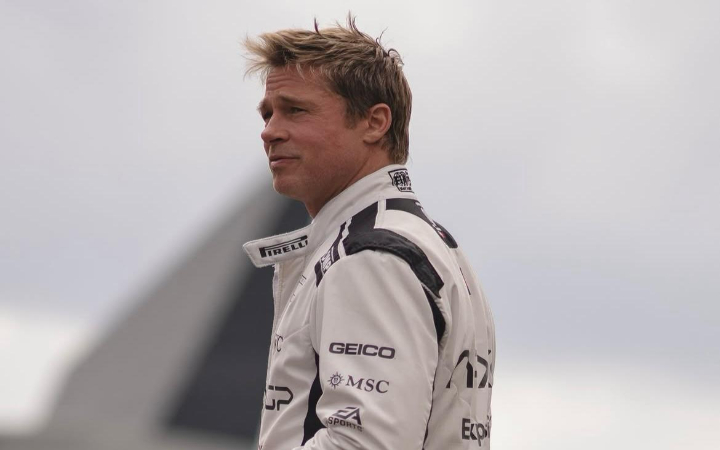 Brad Pitt kembali unjuk kebolehan di layar lebar lewat film terbarunya, F1 The Movie. Ia dipercaya memerankan karakter Sonny Hayes.