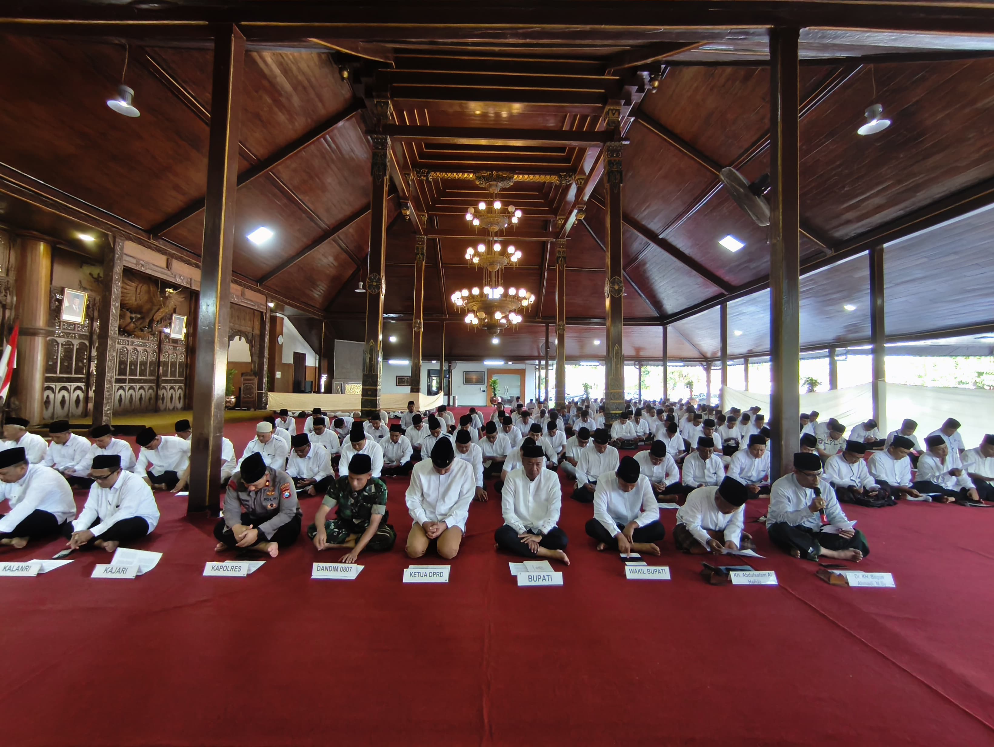 Bupati Gatut Sunu Wibowo (tengah) bersama forkopimda saat doa bersama pada Kamis (26/6/2025).
