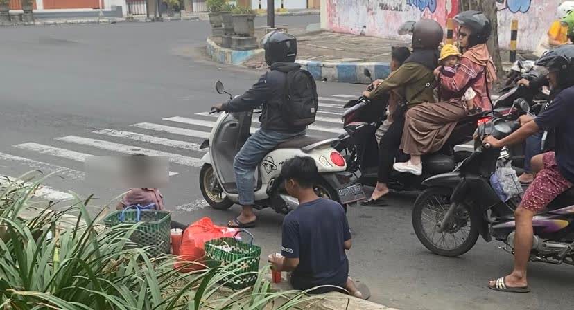 Viral bocah SD di Tulungagung kakak beradik rela banting tulang untuk membantu kehidupan orang tua.