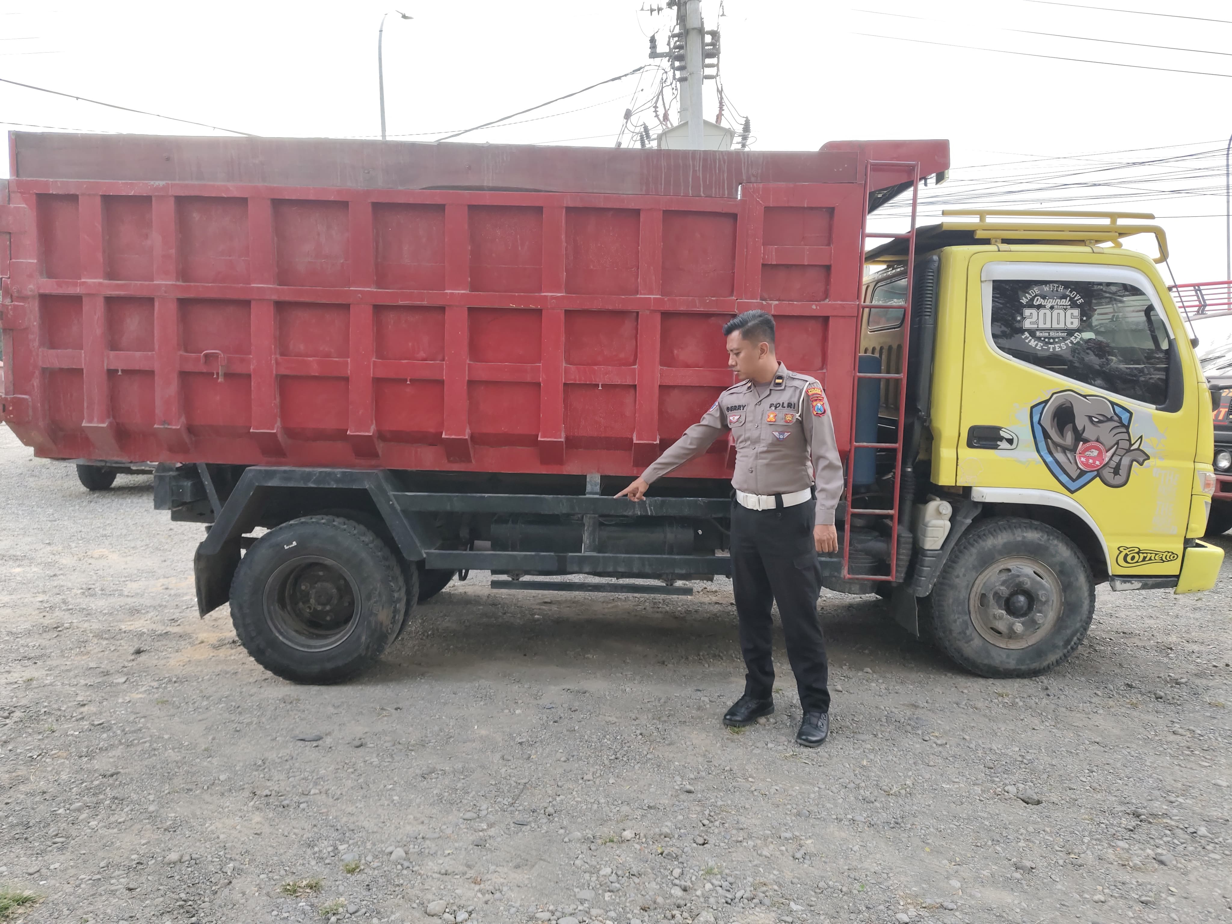 Truk yang terlibat dalam kecelakaan maut di simpang tiga, Desa Srikaton, Kecamatan Ngantru, Tulungagung, pada Selasa (24/6/2025) lalu diamankan polisi.