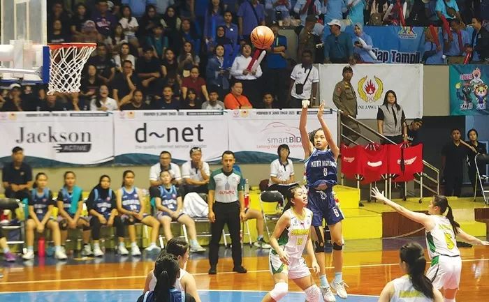 Tim bola basket putri Kabupten Tulungagung saat bertanding melawan tim Kota Malang di Porprov IX Jatim 2025.