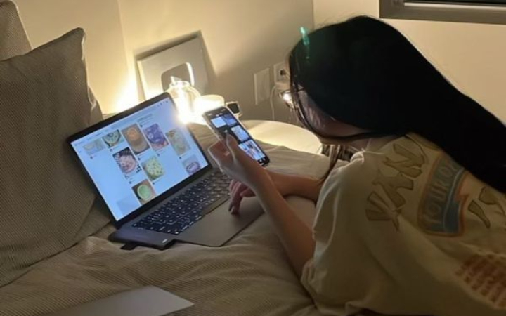 Di era digital memasuki semua lini sendi kehidupan di Tulungagung, siapa bilang harus keluar rumah dan capek keliling untuk cari uang?