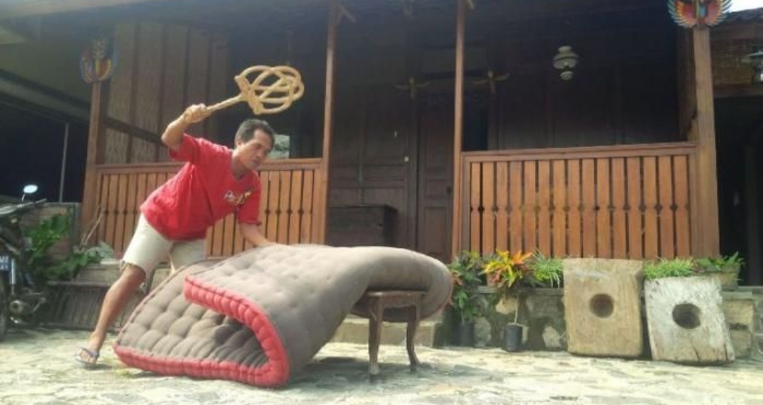 Salah satu yang menarik di Tulungagung dan jadi perhatian adalah tradisi menjemur kasur, yang bukan sekadar aktivitas rumah tangga biasa.