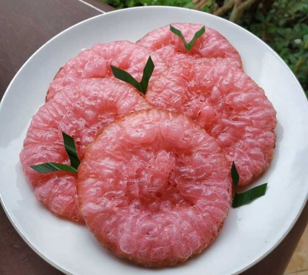 Kalau kamu besar di Tulungagung, mungkin kamu pernah merasakan satu jajanan unik yang bikin penasaran banyak orang luar kue kucur pedas.