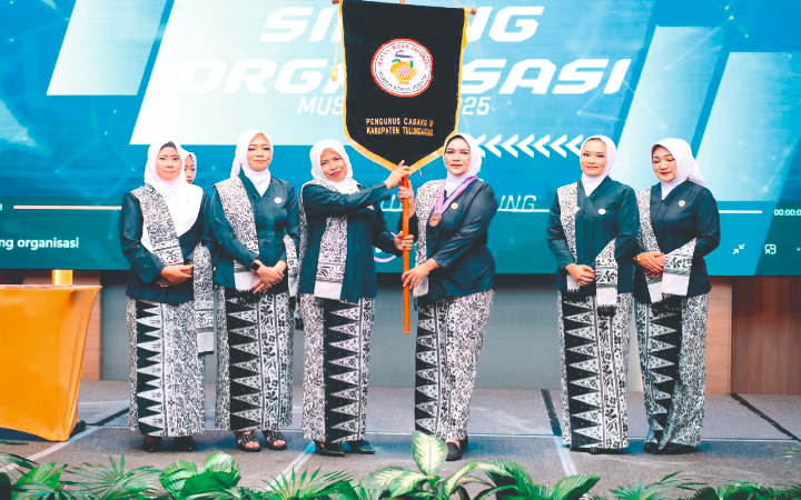 Bd. Muyati Dwi Astuti, S.Tr.Keb (tiga dari kanan) terpilih kembali menjadi ketua IBI Tulungagung periode&nbsp;2023-2028, Sabtu (28/6/2025).