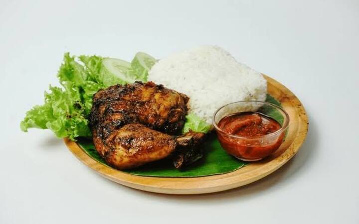Di Tulungagung banyak tempat makan lalapan yang menawarkan sambal enak dan bikin kamu ketagihan.