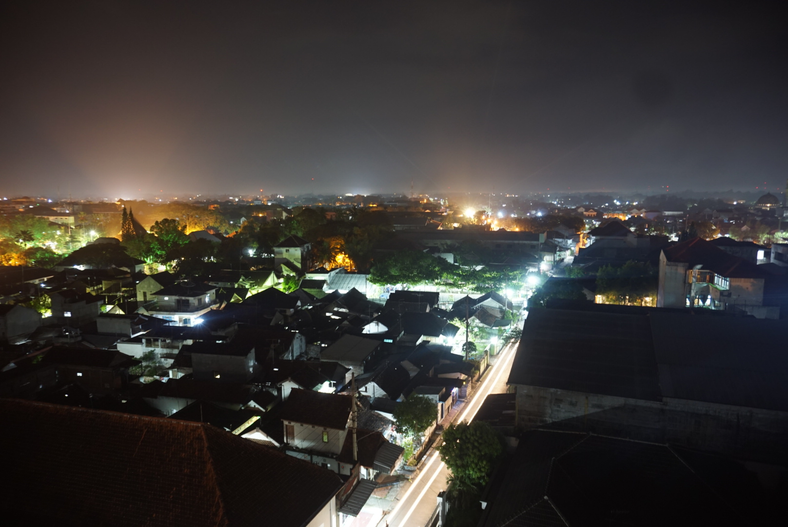 Tidak hanya siang hari yang penuh aktivitas, malam hari di Tulungagung juga menawarkan berbagai hiburan dan pengalaman menarik.