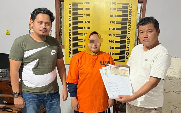 Seorang emak-emak (ibu) berstatus petugas kasir di BMT Pahlawan, Kecamatan Bandung, Kabupaten Tulungagung, diduga menggelapkan dana nasabah hingga hampir setengah miliar rupiah.