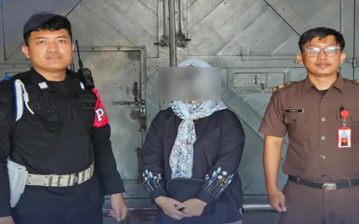 Kejari Tulungagung mengeksekusi IP, warga Jember yang terjarat kasus penggelapan uang senilai Rp 1,5 M dengan modus bisa kirim sarung Wadimor, Kamis (26/6/2025) lalu.