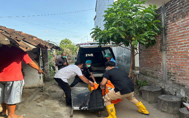 Seorang pria lanjut usia ditemukan meninggal dunia di dalam rumahnya sendiri di Desa Tanjungsari, Kecamatan Boyolangu, Tulungagung, Rabu (25/6/2025).