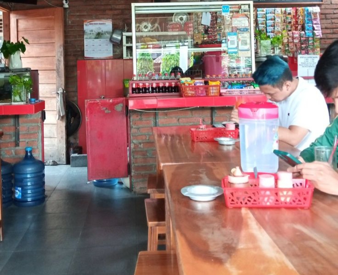 Ada warung kopi sederhana yang unik di Tulungagung tidak punya nama, bahkan kadang cuma beratap. Tapi jangan salah, tempat mulai dari sopir truk, petani, sering jadi pelanggan.