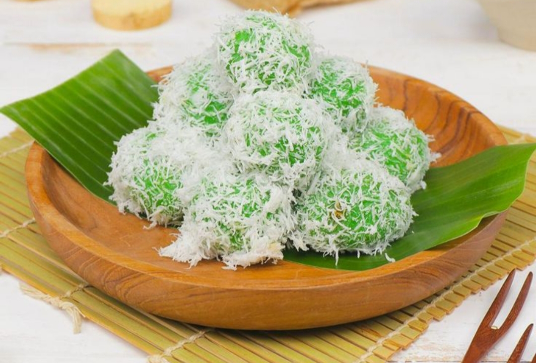 Di era serba plastik dan kemasan instan, salah satunya jajanan pasar di Tulungagung  yang beralaskan daun yaitu klepon masih bertahan hingga saat ini.