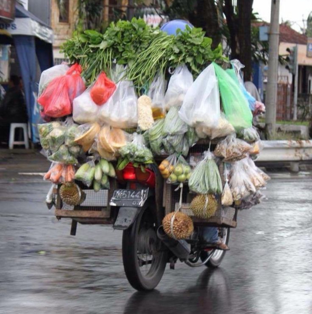 Di tengah hiruk-pikuk zaman serba digital, ada satu hal sederhana yang masih bisa bikin hati hangat  suara tukang keliling yang melintas, ternyata ada di Tulungagung.