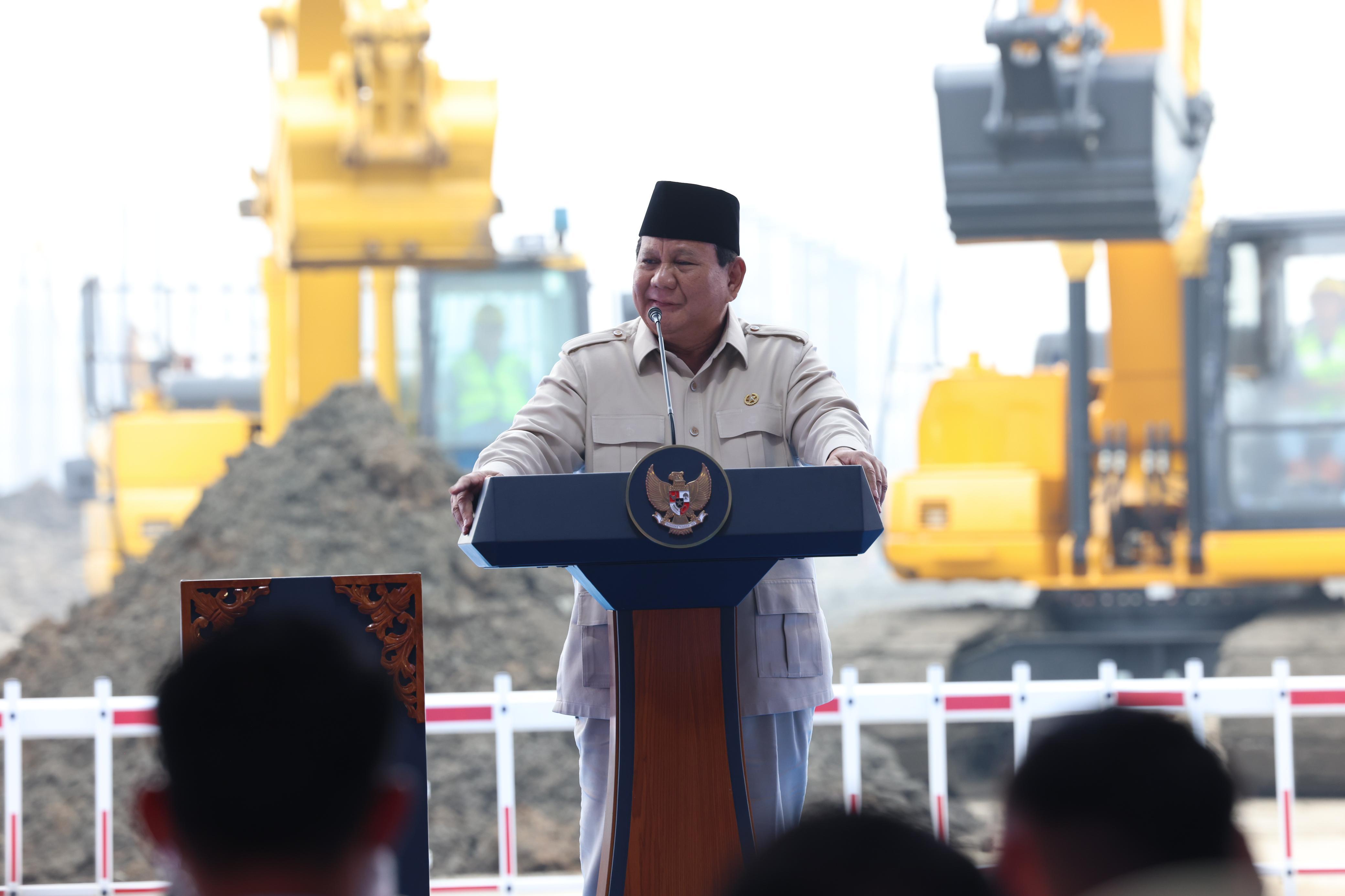 Presiden Prabowo dalam acara groundbreaking ekosistem industri baterai kendaraan listrik, di Karawang, Jawa Barat, Minggu (29/6/2025).