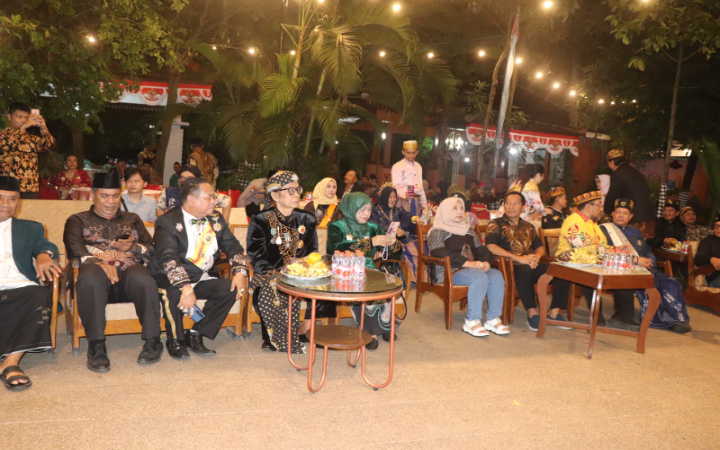 Lotus Garden Cafe dan Resto Tulungagung menggelar peringatan 1 Asyura atau malam 1 Sura, dihadiri pejabat, seniman, budayawan, komunitas para raja dan sultan dari berbagai wilayah di Indonesia.
