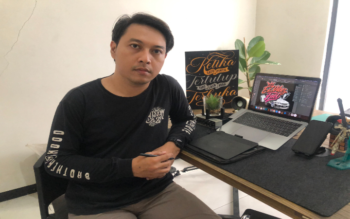 Nanda Reza Andika dalam proses pembuatan desain di studio miliknya, di Desa Ringinpitu, Kecamatan Kedungwaru, Tulungagung, Minggu (29/6/2025).