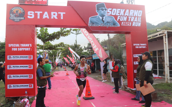 Ajang Soekarno Fun Trail Run 2025 di Tulungagung, diikuti ribuan pelari dari berbagai daerah di Indonesia bahkan mancanegara, memadati area Gunung Budeg dan Bukit Lemparan, Minggu (29/6/2025).