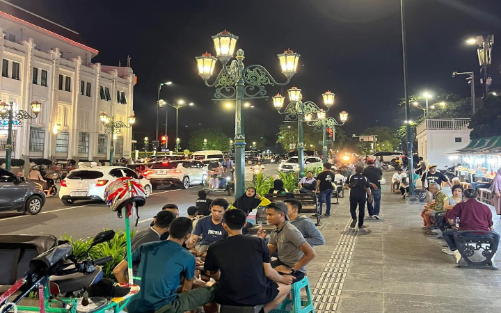 Suasana kota Yogyakarta selalu syahdu, lampu jalan yang temaram, dan deretan pedagang kaki lima siap membuat malam kamu lebih berkesan, terutama Malioboro.
