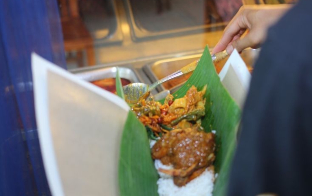 Ibu-ibu tangguh yang membawa dagangan nasi bungkus lengkap dengan lauk khas desa Tulungagung.