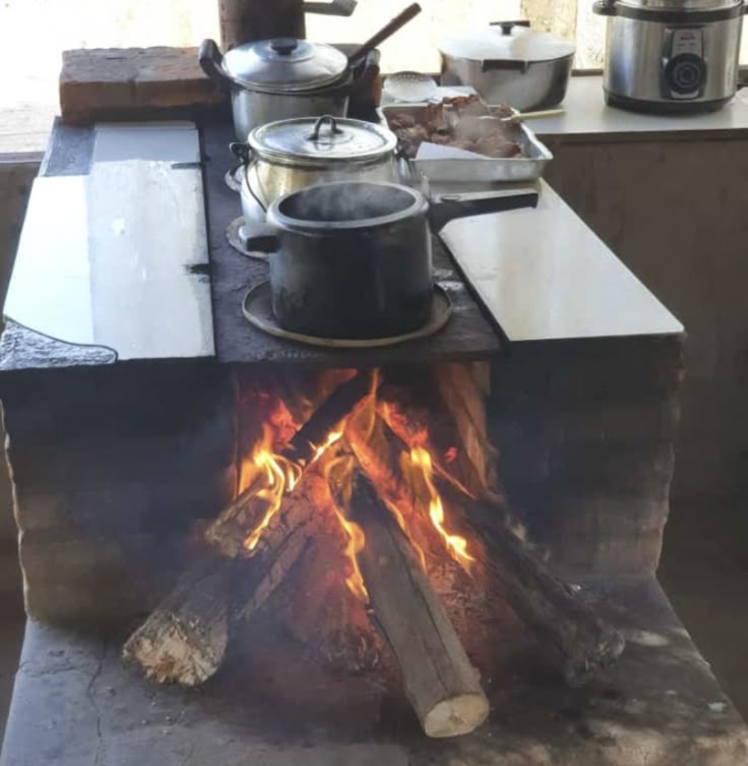 Di beberapa desa di Tulungagung banyak ibu-ibu sudah terbangun sejak pukul 03.00 untuk menyalakan tungku kayu  sebagai persiapan sarapan.