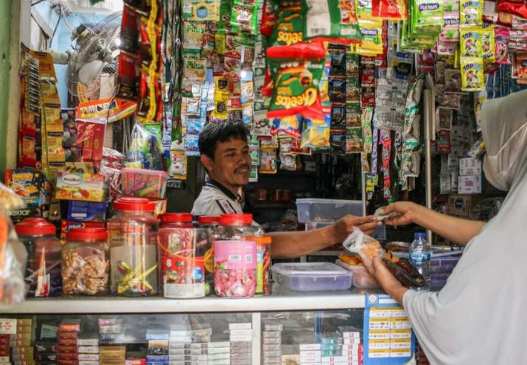 Di Tulungagung, ada warung sembako yang tidak biasa buka 24 jam sering melayani pembeli.