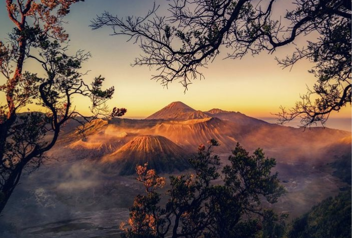 Dua bulan nanti disebut-sebut sebagai musim emas Gunung Bromo di Jawa Timur, ketika cuaca cerah, suhu sejuk, dan langit bersih membuat pemandangan Bromo tampak sempurna dari berbagai sudut.