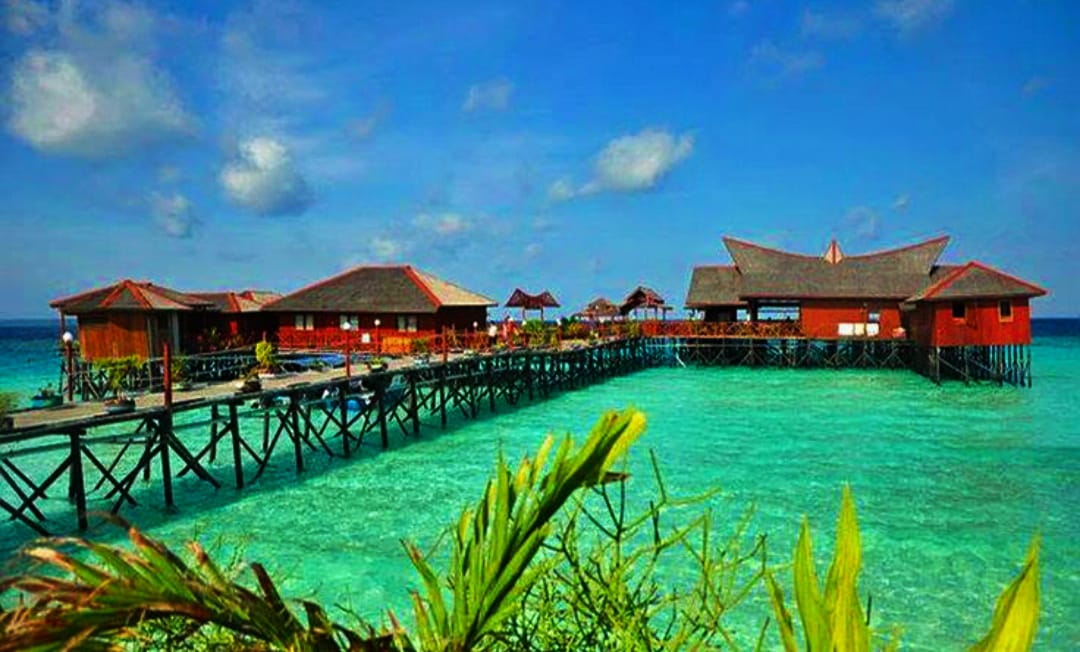 Kamu lagi nyari destinasi wisata alam yang super kece, punya laut sebening kaca, dan bisa berenang bareng penyu atau ubur-ubur tanpa takut disengat, ya di Pulau Derawan.