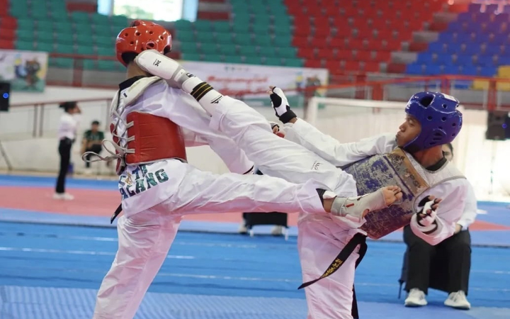 Atlet cabor taekwondo Kabupaten Tulungagung melawan atlet Kota Malang di Porprov IX Jatim.