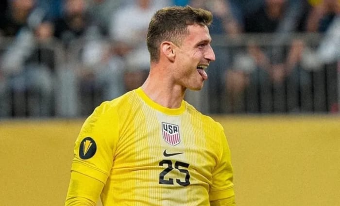 Kiper Timnas Amerika Serikat, Matt Freese, bereaksi pada babak adu penalti, di Piala Emas CONCACAF 2025 setelah menaklukkan Kosta Rika.