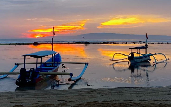 Pantai Sanur Bali ini bukan sekadar tempat wisata, tapi juga ruang nostalgia, pelarian jiwa, dan spot sunrise yang tak pernah gagal menyihir wisatawan.