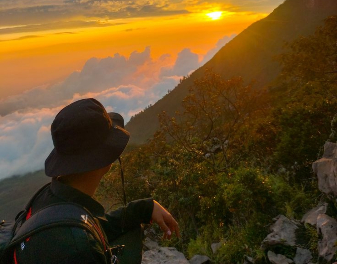 Di beberapa desa lereng pegunungan di Tulungagung, ada satu kebiasaan sederhana namun penuh makna untuk menikmati matahari terbenam.