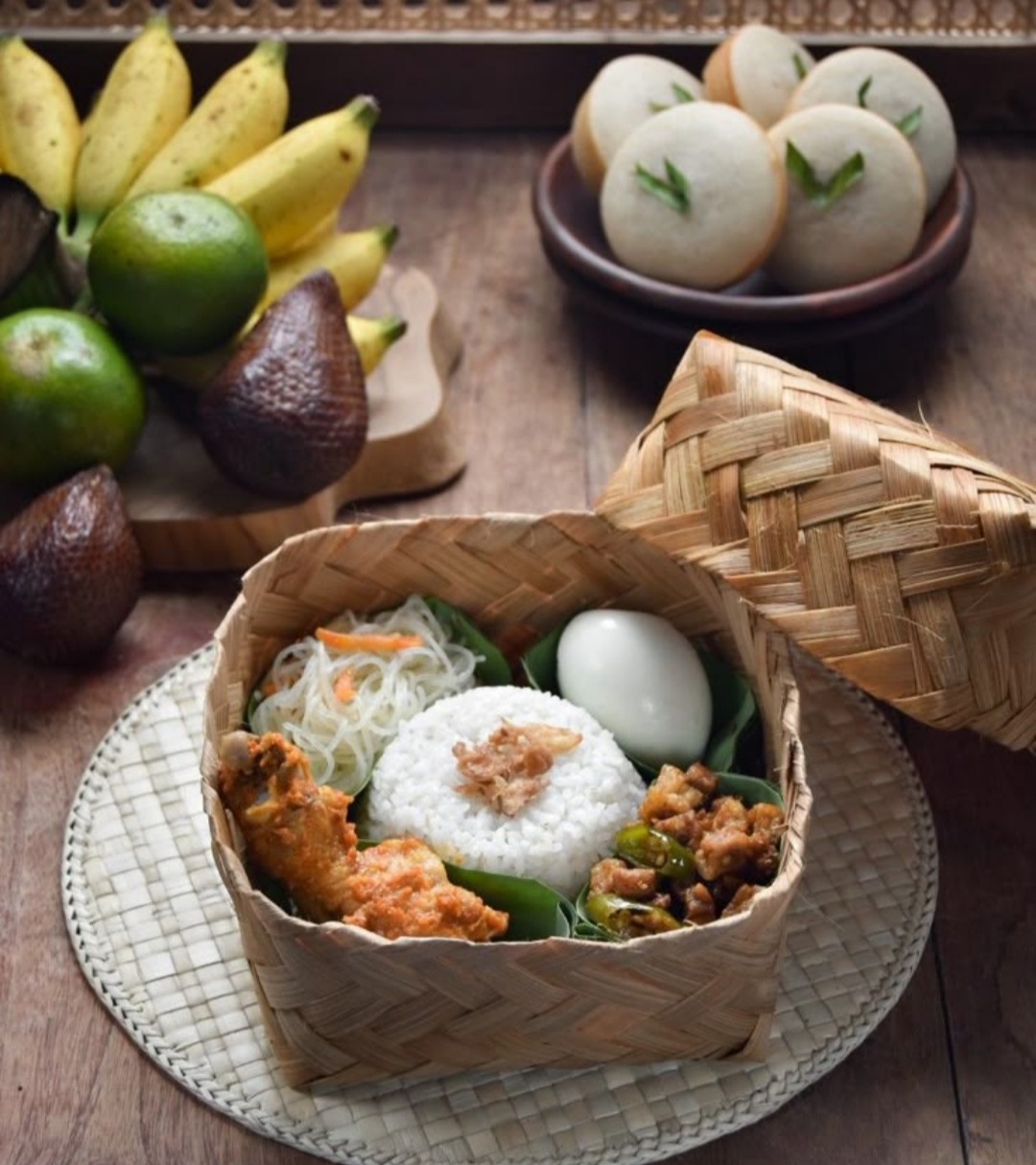 Di tengah modernisasi yang merambah desa-desa, masih ada tradisi sederhana tapi sarat makna yang bertahan di beberapa wilayah Tulungagung yaitu kebiasaan saling mengirim nasi berkat.